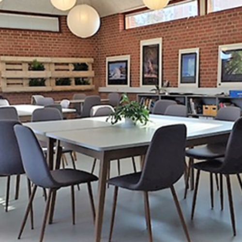 billede af stor lokale med stole borde og indretning