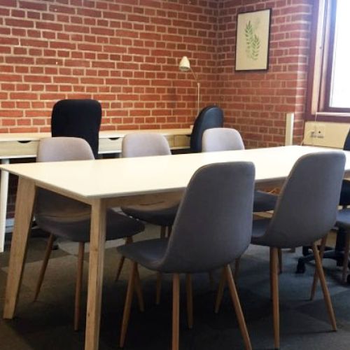 Billede af kursuslokale, med stole , computer og borde