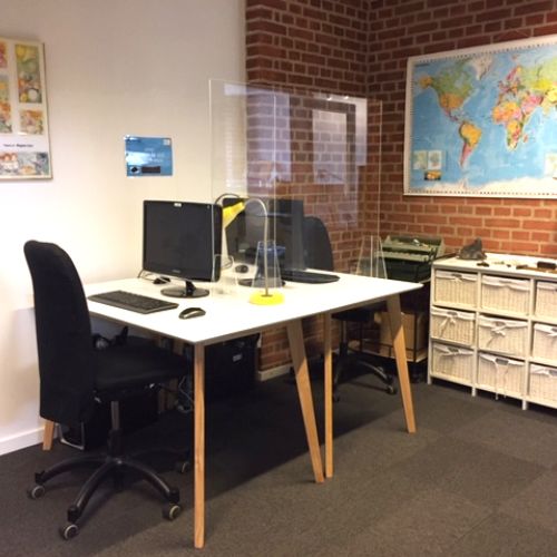 Billede af pc rum ,indretning med borde stole og computere