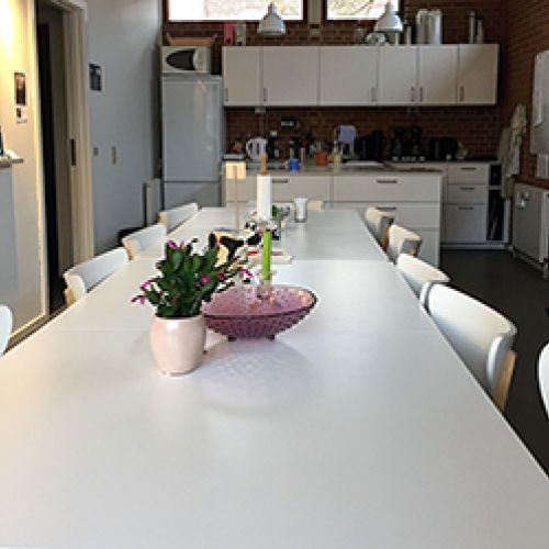 Billede af frivilligcenter helsinge k&oslash;kken( med borde og stole )